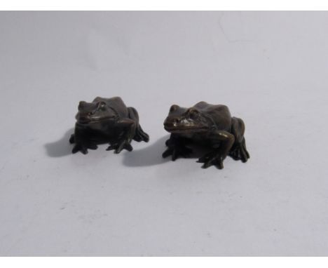 A pair of limited edition bronze frogs by Richard Cooper, boxed with certificates, 4cm long     