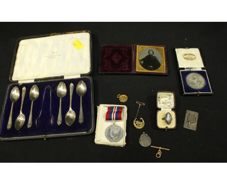 A collection of assorted jewellery including a Victorian 15ct gold and seed pearl crescent flower brooch (5.8 grams), togethe