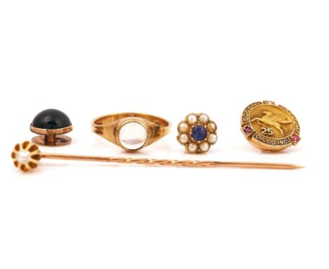 A GOLD AND DIAMOND SINGLE STONE STICK PIN AND FOUR FURTHER ITEMS (5)The stick pin claw set with a cushion shaped diamond and 