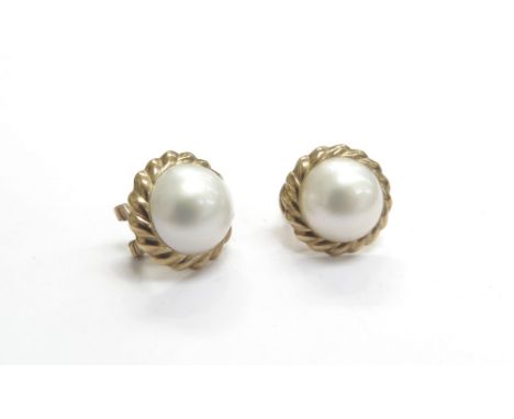 A pair of 9ct gold Mabe pearl earrings, omega clasps, 1.7cm diameter, 5.3g 
