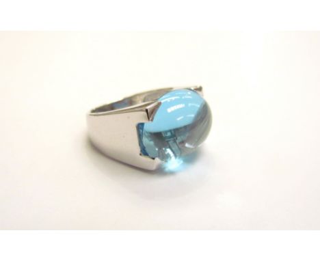 A modern oval cabochon topaz ring, stamped 14k white gold. Size L/M, 7.5g 