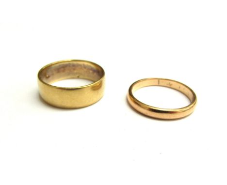 Two 18ct gold bands, sizes L/M and K, 6.4g 