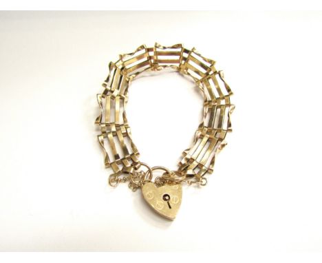 A 9ct gold gate bracelet with padlock clasp, 17cm long, 10g 