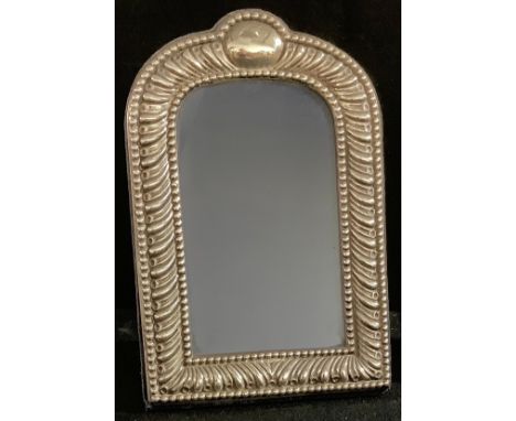 A Victorian style silver arched rectangular easel photograph frame, fluted border centred by a vacant oval cartouche, 19.5cm 