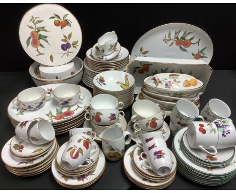 Royal Worcester Evesham dinner ware, plates, bowls, tureen, sauceboat, etc 