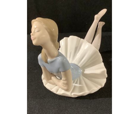 A Lladro figure, ballet girl 
