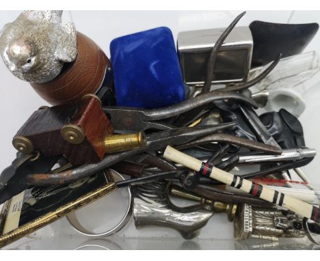 A box containing collectable odds to include; vintage exposure meter, Bob Marley belt buckle, tools &amp; trinkets etc 