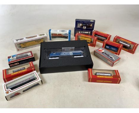 A collection of boxed 00 gauge trains to include Bachman Spectrum dash 8-40 locomotive, a Ho 40; Dome Tank Car and a Ho 51 bo