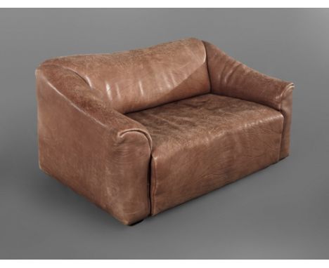 De-Sede Sofa DS 47Entwurf 1976 für De Sede Klignau/Schweiz, kleiner kompakter Zweisitzer aus 5 mm dickem hellbraunen Necklede