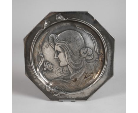 WMF Geislingen Ziertellerum 1900, ungemarkt, verso gestempelt ox, Britanniametall versilbert und oxidiert, Teller mit oktogon