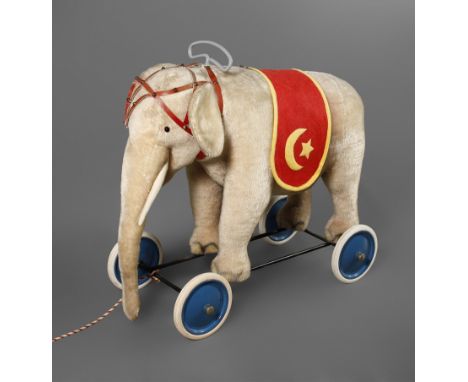 Steiff Reittier als Elefant1960er Jahre, gemarkt mit Knopf im Ohr, hellgrauer Mohairplüsch und Filz hart holzwollegestopft, m