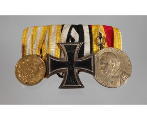 Ordensspange 1. WeltkriegDreier-Ordensspange mit Friedrich August-Medaille in Gold (Buntmetall vergoldet); Eisernem Kreuz 2. 