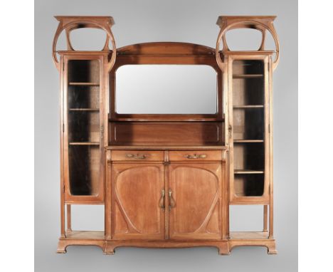 Buffet Edouard DiotFrankreich, um 1900, Nussbaum massiv, partiell auf Eiche furniert, vierteilig zerlegbarer Korpus, das leic
