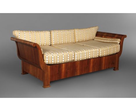 Schlafsofa Biedermeier1. Hälfte 19. Jh., Nussbaum auf Nadelholz furniert, als Bettstelle nutzbares Sofa, mit drehbar gelagert