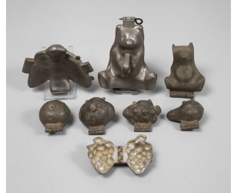 Konvolut MarzipanformenEnde 19. Jh., 8 Stück, alle nummeriert, Metallguss scharniert, verschieden große Model für Marzipan- b