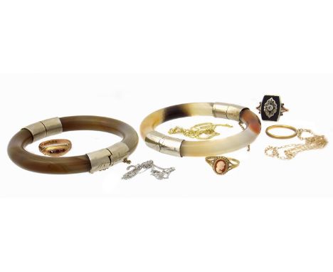 A selection of jewellery, to include two agate hinged bangles, three gem-set dress rings, three chains, and a 22ct gold band 