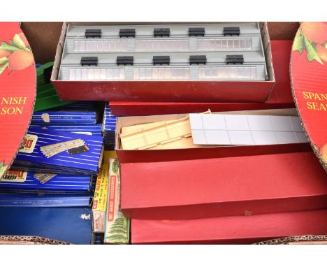 23x Hornby Dublo 3-rail railway items. Including a P20 Passenger Train set 'The Bristolian' comprising a BR Castle Class 2-6-