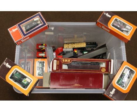 A QUANTITY OF BOXED AND LOOSE 00 GAUGE CARRIAGE AND ROLLING STOCK, by Lima, Airfix, Hornby Railways etc.Buyers - for shipping