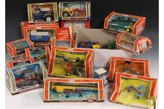 A Collection Of Boxed And Loose Britains Farm Vehicles Implements To Include Tractors Tippe - Britains Farm Toy Boxed A Collection Of Boxed And Loose Britains Farm Vehicles Implements To Include Tractors Tippe - Britains Farm Toy Boxed