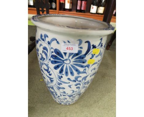 A BLUE AND WHITE GLAZED UMBRELLA/STICK STAND WITH FLORAL PATTERN.