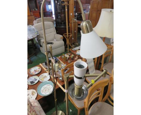 BRASS EFFECT ELBOW FLOOR LAMP TOGETHER WITH A FLOOR LAMP WITH GLASS SHADE. *