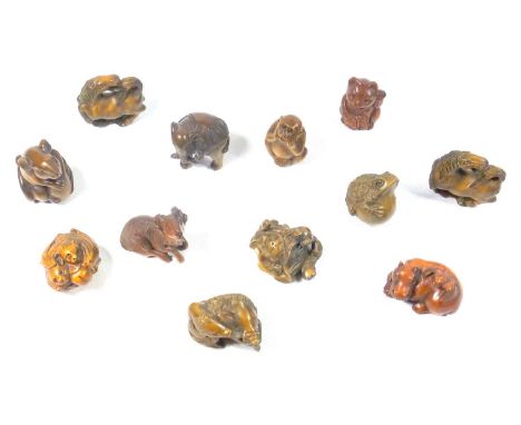 JAPANESE CARVED WOOD NETSUKE IN THE FORM OF A MONKEY, SEATED (H. 4.7 CM) AND ELEVEN OTHER NETSUKE ANIMALS AND GROUPS, ALL SIG