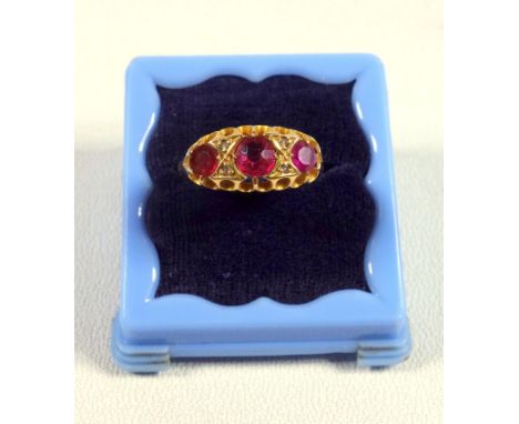 EDWARDIAN 18 CT GOLD RING SET THREE RUBIES, BY SWG &amp; CO., BIRMINGHAM 1905, GROSS 2.9 GRAMS 