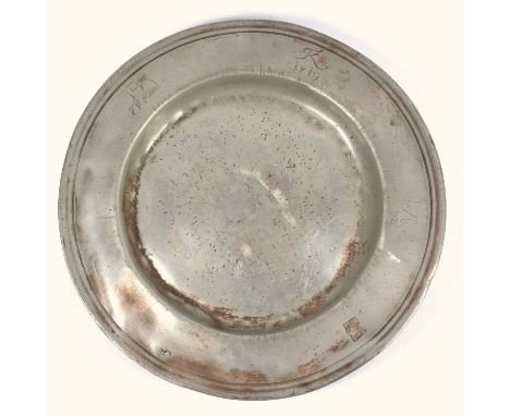 EARLY 18TH CENTURY PEWTER CIRCULAR PLATE, THE RIM ENGRAVED WITH THE INITIAL 'K' WITH 1719 BELOW, AND ALSO WRIGGLE WORK IN ITI