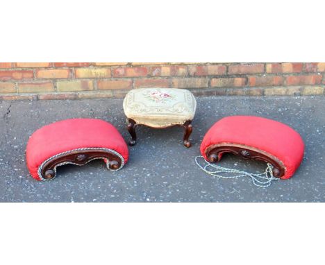 A PAIR OF REGENCY SCROLL END MAHOGANY FOOTSTOOLS (H. 18 CM, L. 48 CM) AND A TAPESTRY COVERED WALNUT FOOTSTOOL ON FOUR CABRIOL