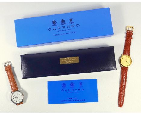 A GARRARD'S GENTLEMAN'S WRISTWATCH WITH A GILT BEZEL AND DIAL, BATON MARKERS, SWEEP SECONDS HAND AND DATE APERTURE, ENCLOSING