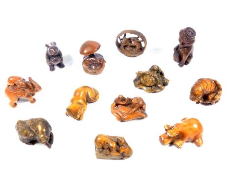 JAPANESE CARVED WOOD NETSUKE IN THE FORM OF A TIGER, SEATED (H. 3.8 CM) AND ELEVEN OTHER ANIMALS AND GROUPS, ALL SIGNED (12) 