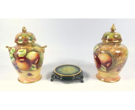 JAMES SKERRETT (B.1954), BONE CHINA BALUSTER VASE PAINTED WITH TWO APPLES AND BLACKBERRIES, WITH A DOMED COVER (H. 17 CM) SIM
