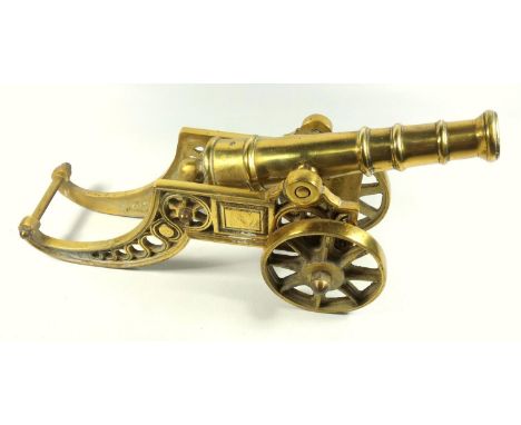 HEAVY BRASS MODEL OF A CANNON (L. 43 CM), EDWARDIAN BRASS SHOVEL, ANNODISED BRASS FIRESCREEN (W. 46.5 CM OVERALL), FIGURE DOO