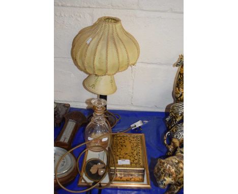Mixed Lot: Lacquered trinket box, clock and watch winders, glass decanter, lacquered lamp with shade and pressed flower in fr