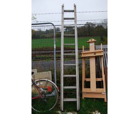 An aluminium ten rung extendable ladder.