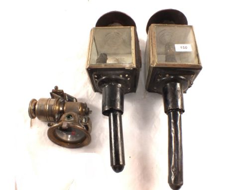 A pair of metal carriage lamps and a cycle carbide lamp