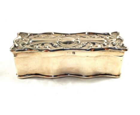 A Silver snuff box with embossed lid, Birmingham 1904