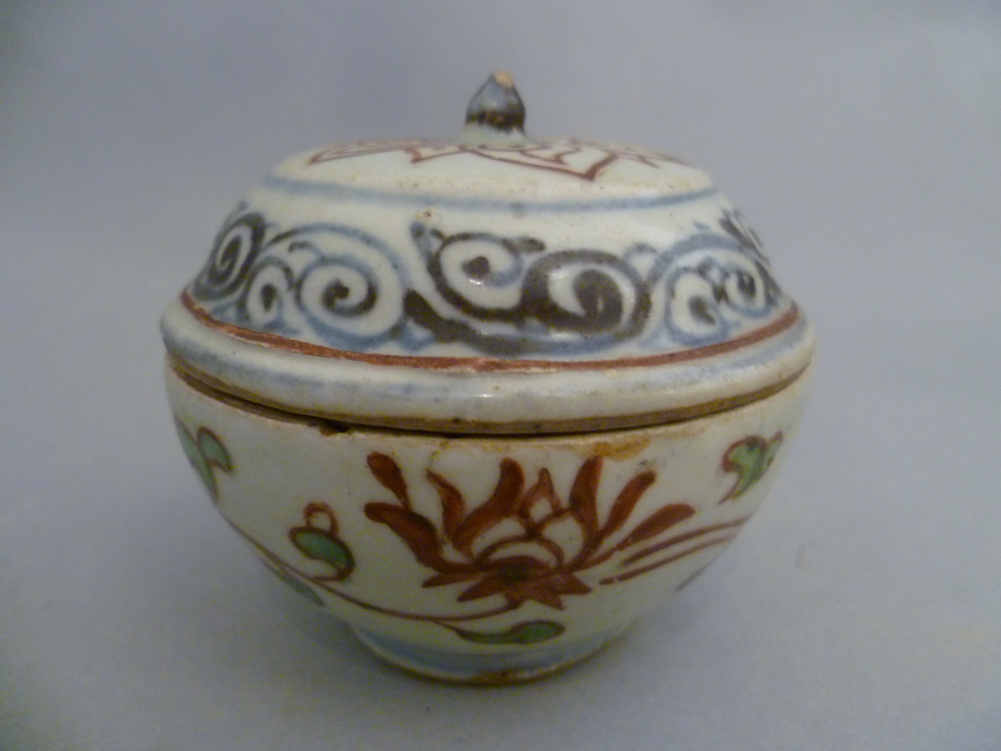 Two early Qing dynasty Chinese pots with lids, with provincial floral