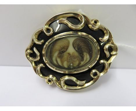 VICTORIAN GOLD MOURNING BROOCH, 31 grams in weight, good condition, no damage to enamel 