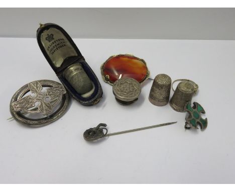 COSTUME SILVER JEWELLERY, thimbles, brooches and button, to include Celtic design brooch, agate brooch, malachite brooch and 