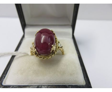 18CT LARGE RUBY COCKTAIL RING, large cabouchon cut ruby of approx 8cts with small trillion cut diamonds on each shoulder, siz