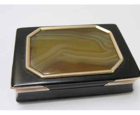 EARLY 19TH CENTURY TABLE SNUFF BOX, tortoiseshell, agate and gold set, in good overall condition, gold hinge, agate frames an