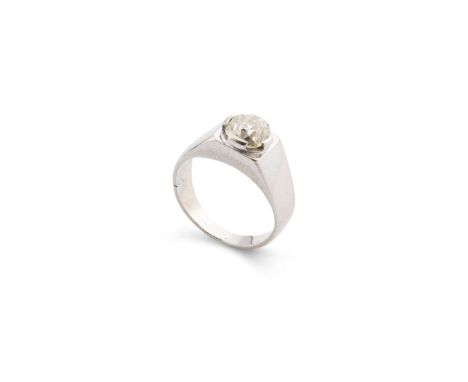  A cushion-shaped diamond single-stone ring  The cushion-shaped diamond, in a wide four-claw setting, to a square gallery on 