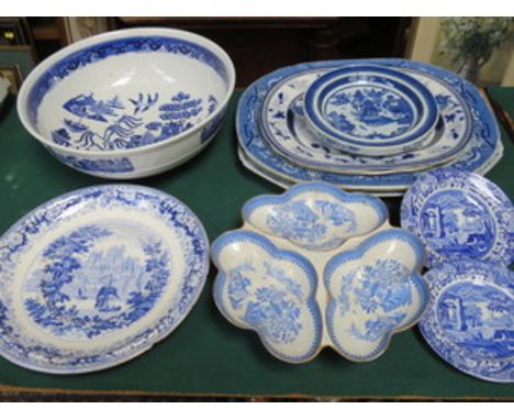 PARCEL OF BLUE AND WHITE CHINA AND CERAMICS INCLUDING ASHETTES, PLATES, EARLY WORCESTER SECTIONAL DISH, ETC. 