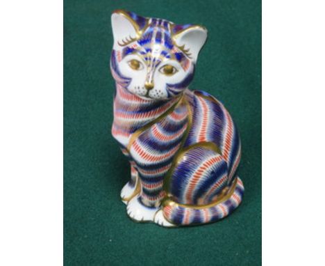 ROYAL CROWN DERBY GLAZED CERAMIC CAT, APPROXIMATELY 14cm HIGH 