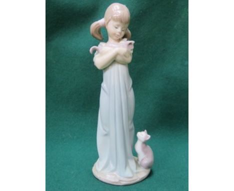 LLADRO GLAZED CERAMIC FIGURE OF A GIRL WITH CATS, APPROXIMATELY 21cm HIGH 