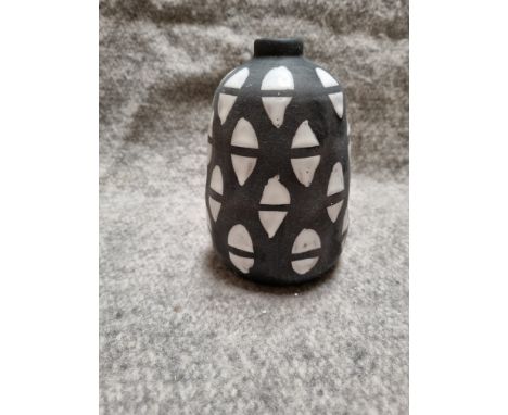 Parlane New Retail Item Cassington Vase Black White Terracotta 150 X 100mm (821000)