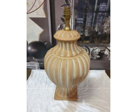 Terractotta urn lamp no shade bottom loose (SR250)