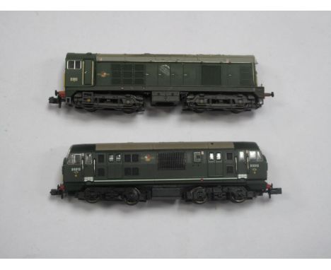 Two 'N' Gauge Bo-Bo BR Green Diesel Locomotives, unboxed Bachmann Class 20 R/No D8011 and Dapol Class 22 R/No. D6313, fair to