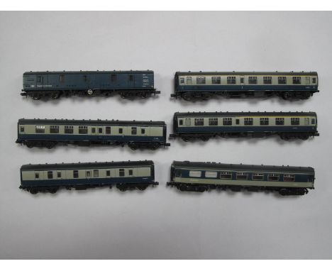 Five Bachmann 'N' Gauge BR Blue/Grey Coaches, Pullman R/No. E315E noted. Plus a Bachmann BR blue Express Parcels Van, overall